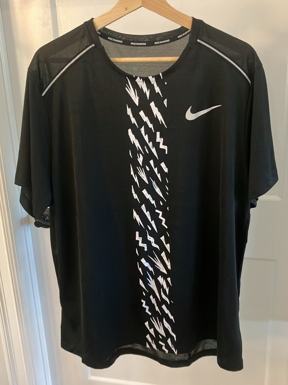 Nike Black Short-Sleeve Athletic Tee with White Center Graphic